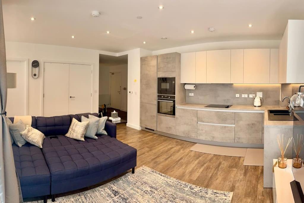 A Stylish Two Bedroom Modern Apartment With Parking Barking  Kültér fotó