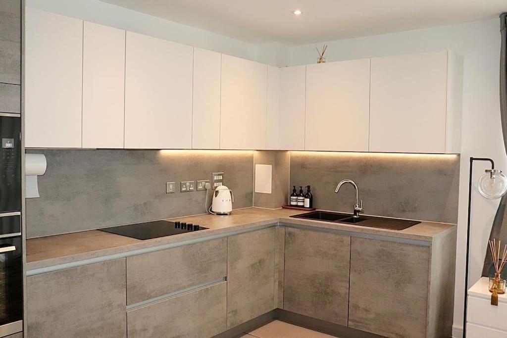 A Stylish Two Bedroom Modern Apartment With Parking Barking  Kültér fotó