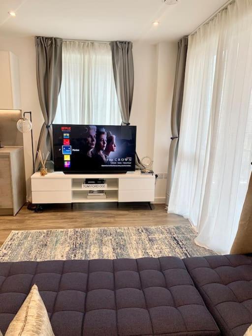 A Stylish Two Bedroom Modern Apartment With Parking Barking  Kültér fotó