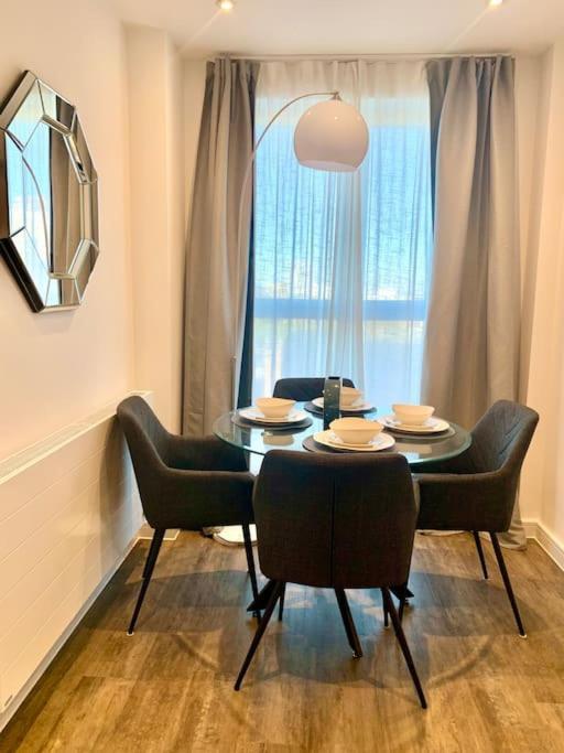 A Stylish Two Bedroom Modern Apartment With Parking Barking  Kültér fotó