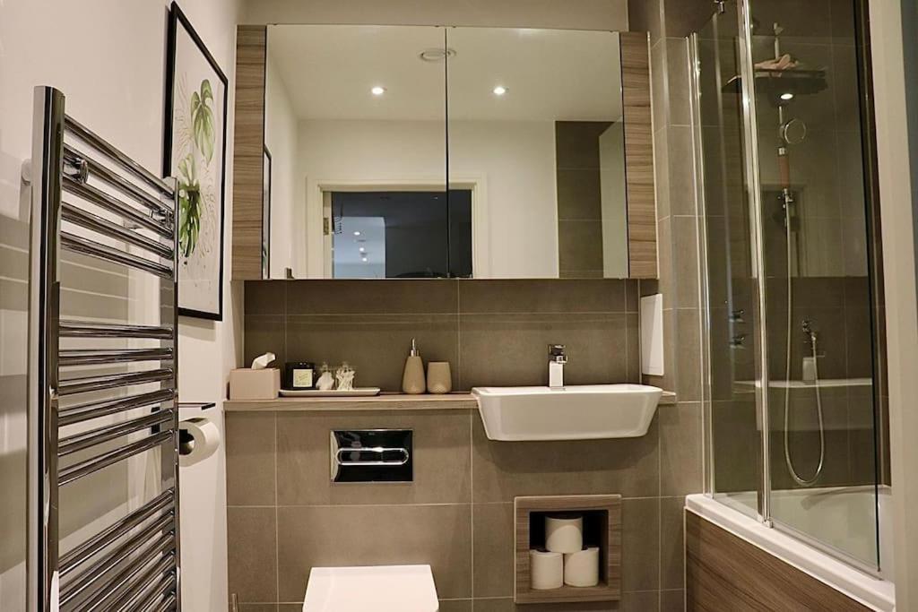 A Stylish Two Bedroom Modern Apartment With Parking Barking  Kültér fotó